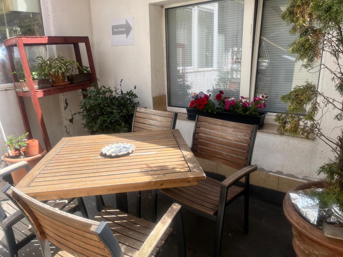 Grey House Apartment Брашов Екстериор снимка